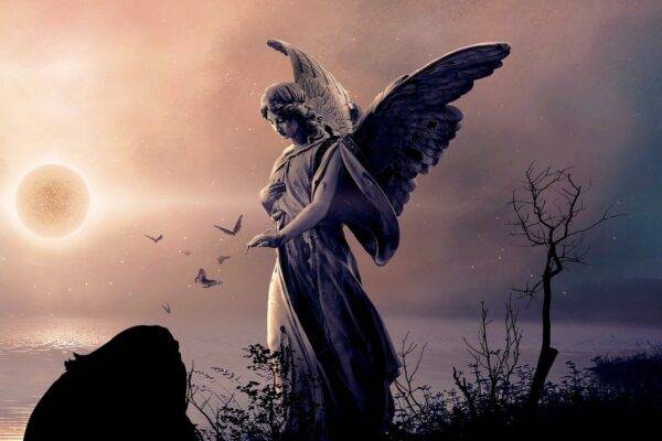 Angel De Dios ayudando a una persona