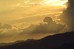 La Luz De Dios, es la que te brinda amor y protección eterna, solo debes creer en ella.