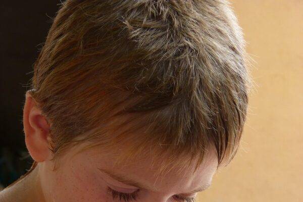 Niño se acostumbra a ver celular, violencia en tu casa