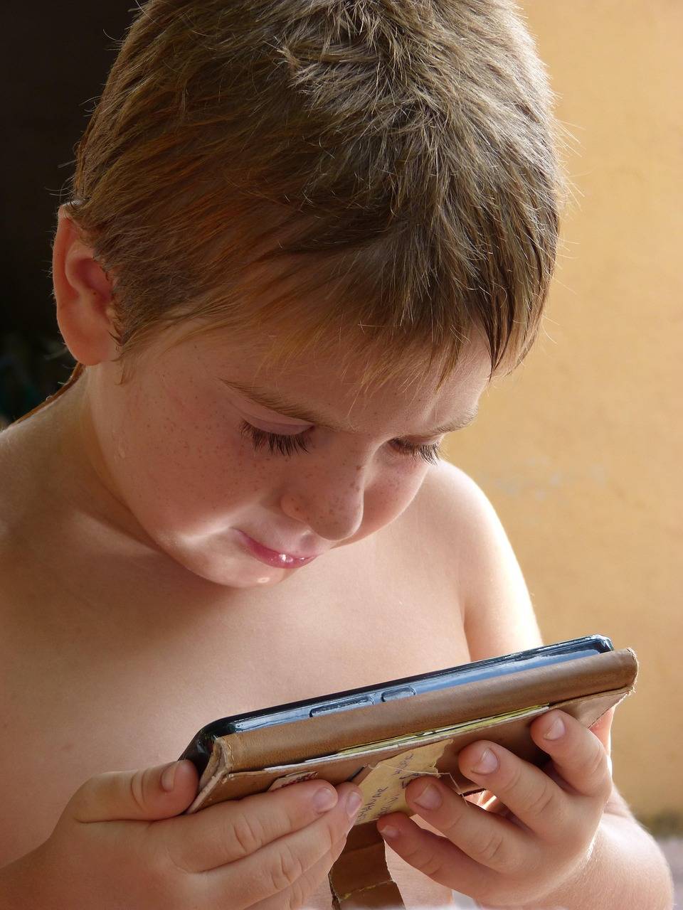 Niño se acostumbra a ver celular, violencia en tu casa